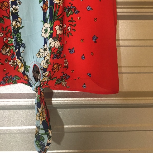 Blouse w/ front-tie - Picture 2 of 4